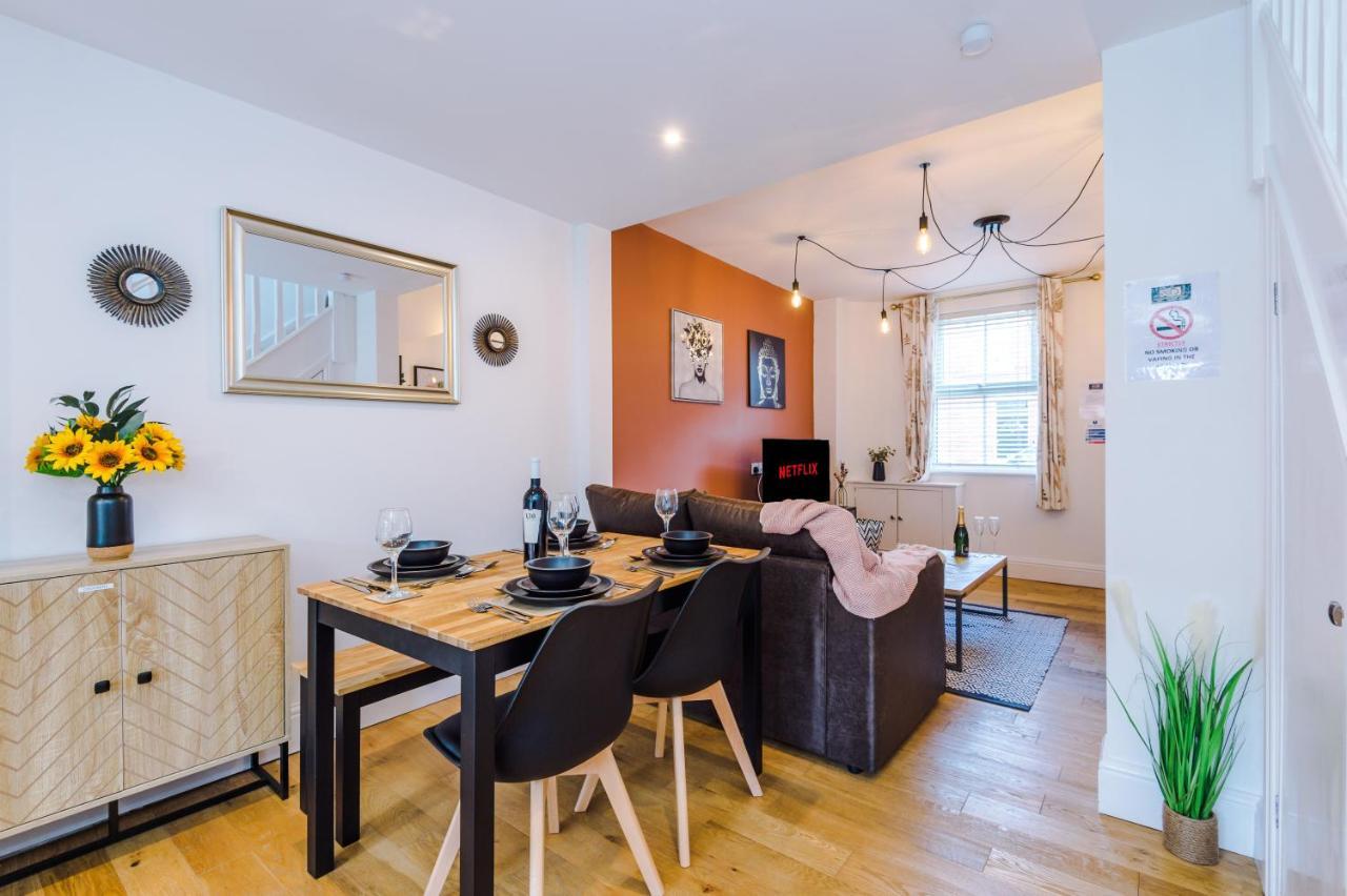 Pristine 2-Bed House In Chester By 53 Degrees Property, Ideal For Families & Small Groups, Great Location - Sleeps 6 Hough Green ภายนอก รูปภาพ