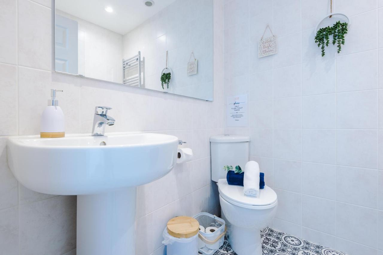 Pristine 2-Bed House In Chester By 53 Degrees Property, Ideal For Families & Small Groups, Great Location - Sleeps 6 Hough Green ภายนอก รูปภาพ